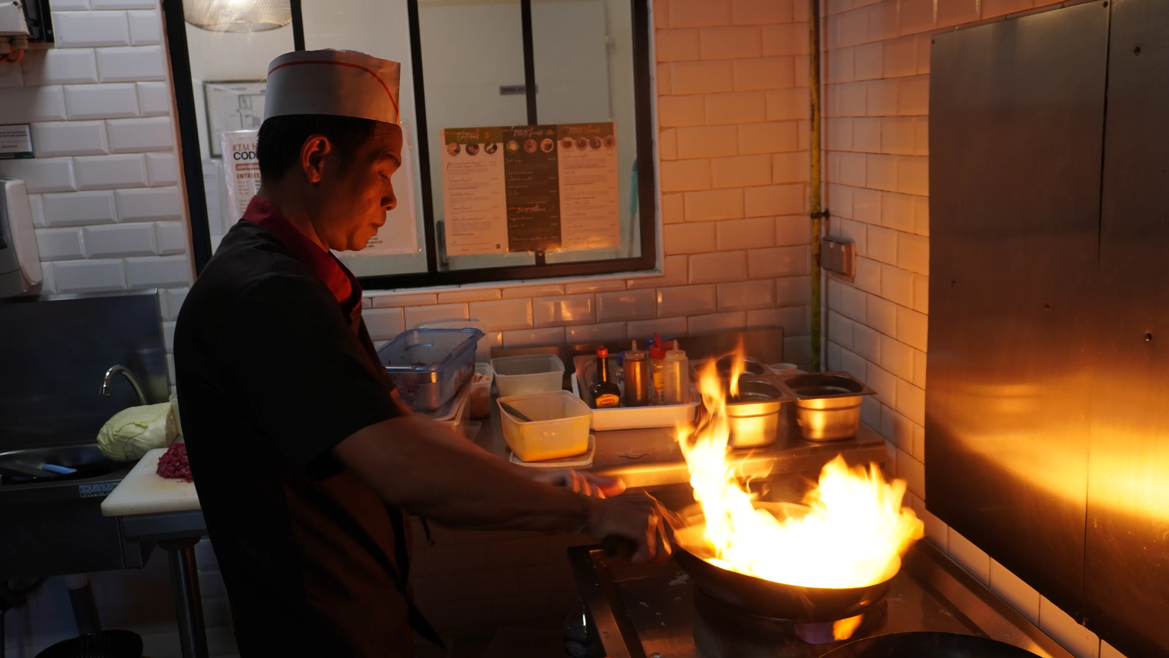Chetra en cuisine, préparant un bouillon de nouilles