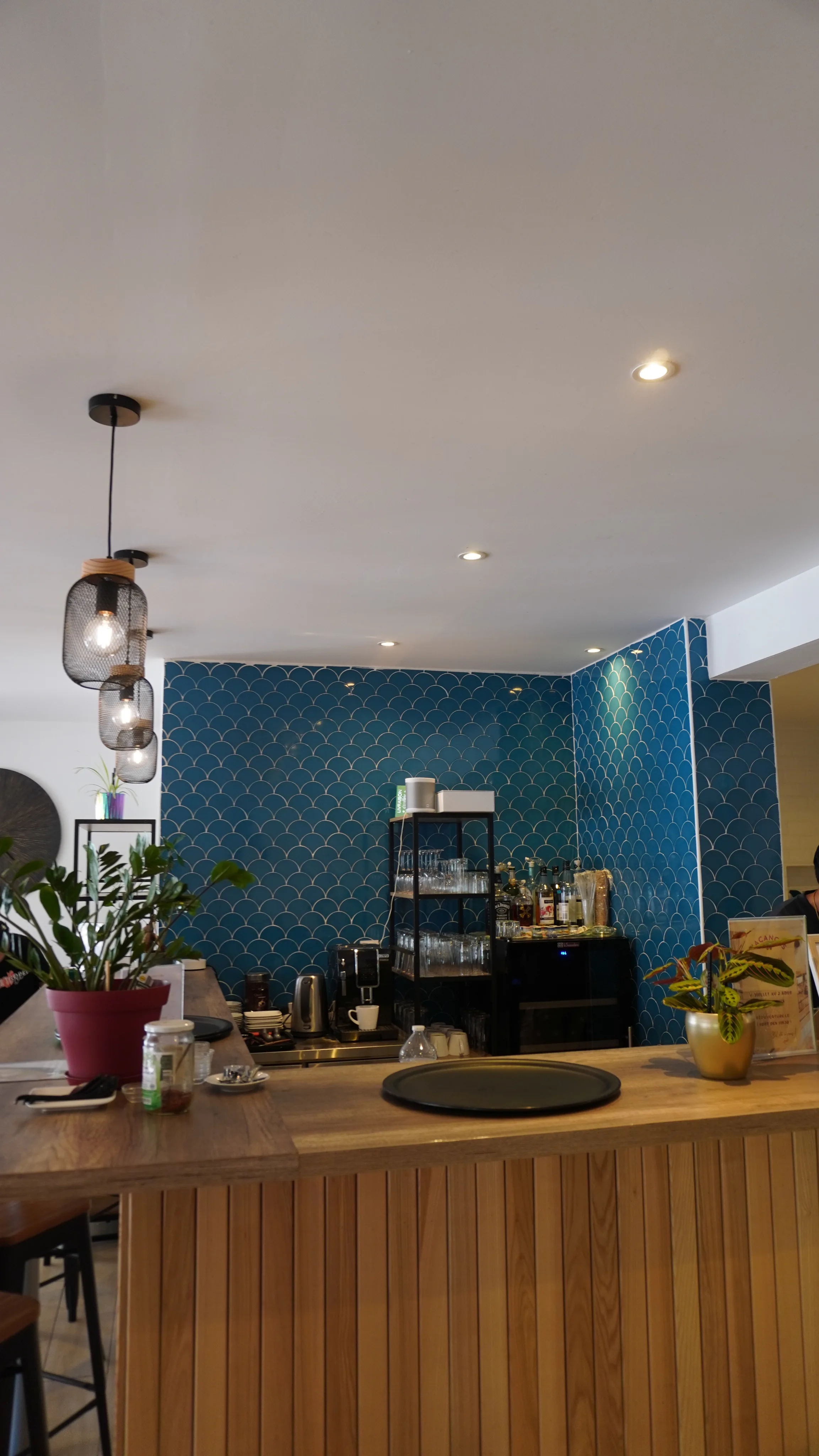 Comptoir du restaurant et son mur en faïence bleue