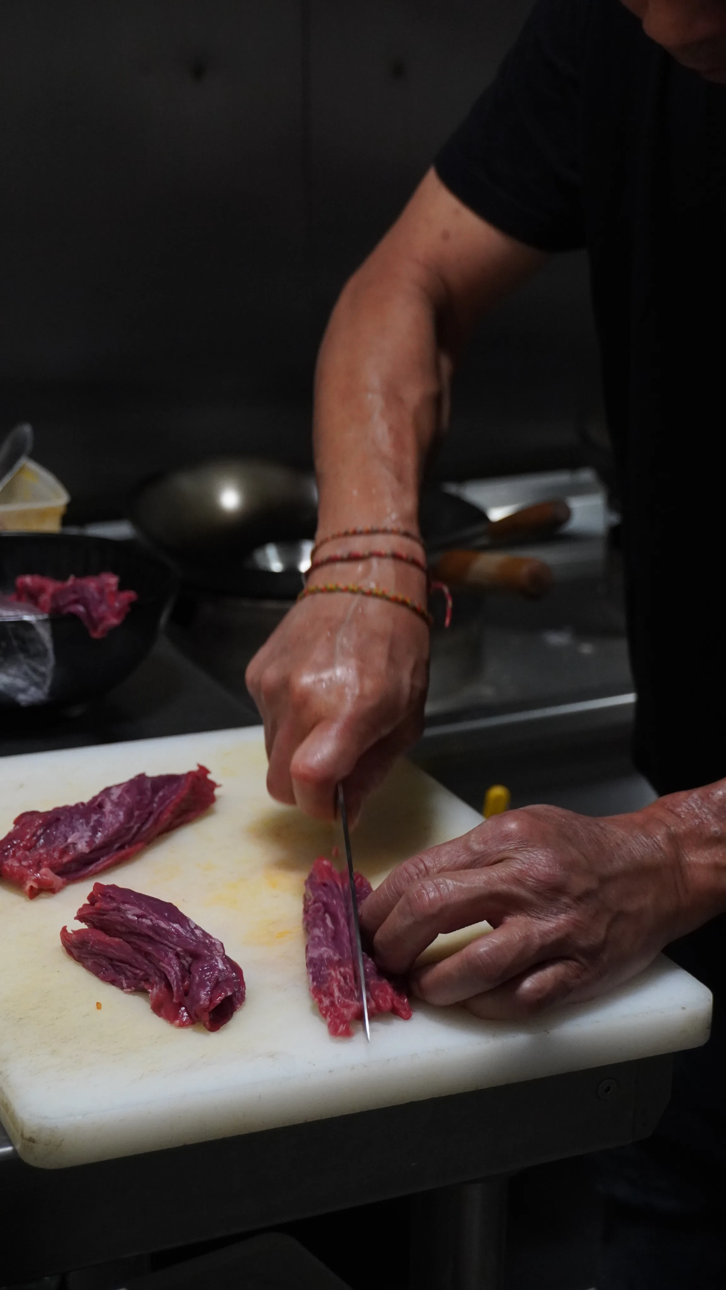 Découpe minutieuse de la viande en cuisine