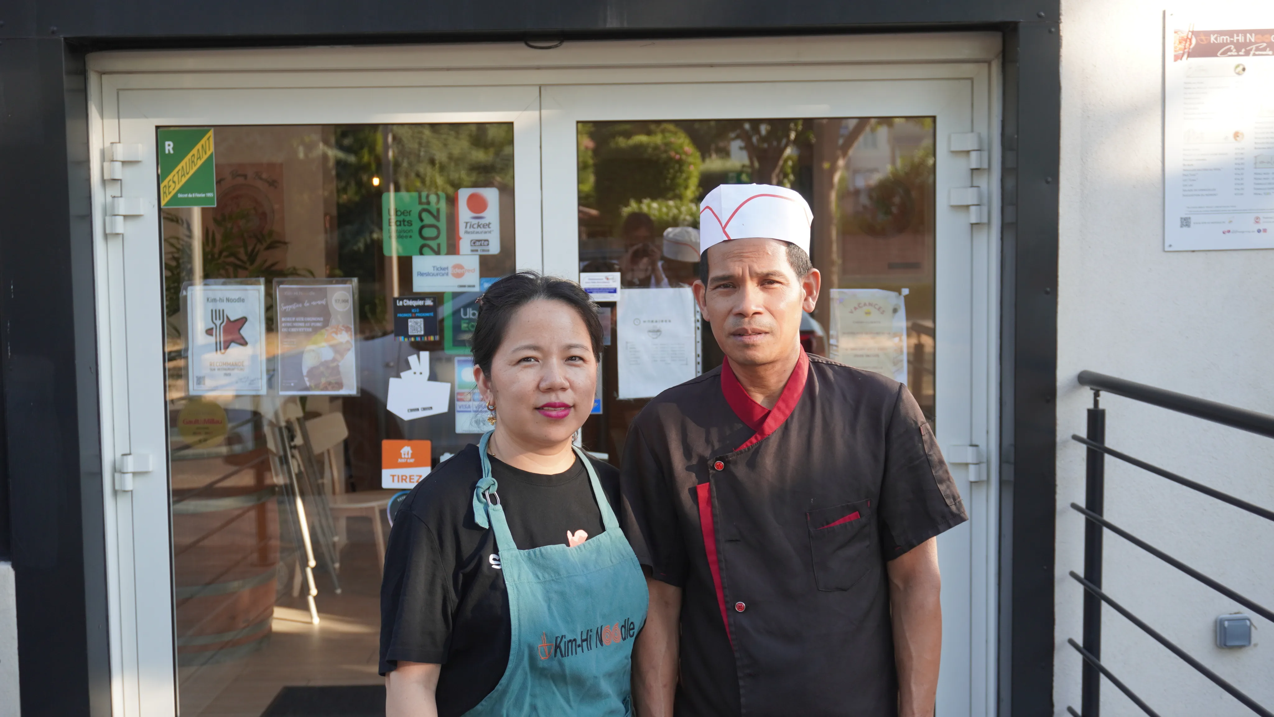 Chetra et Rina devant le restaurant Kim-Hi Noodle