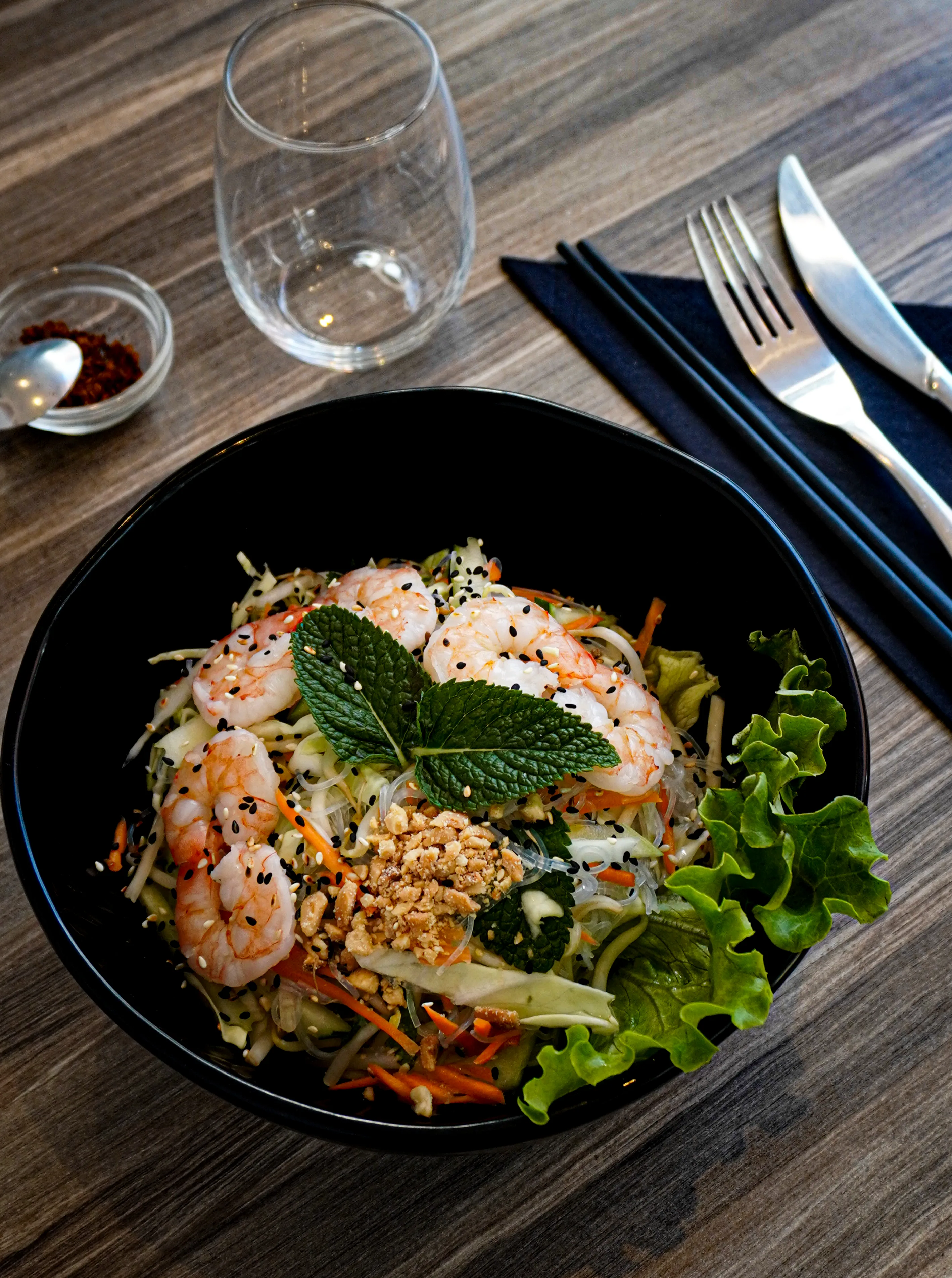 Bol de salade de nouilles aux crevettes