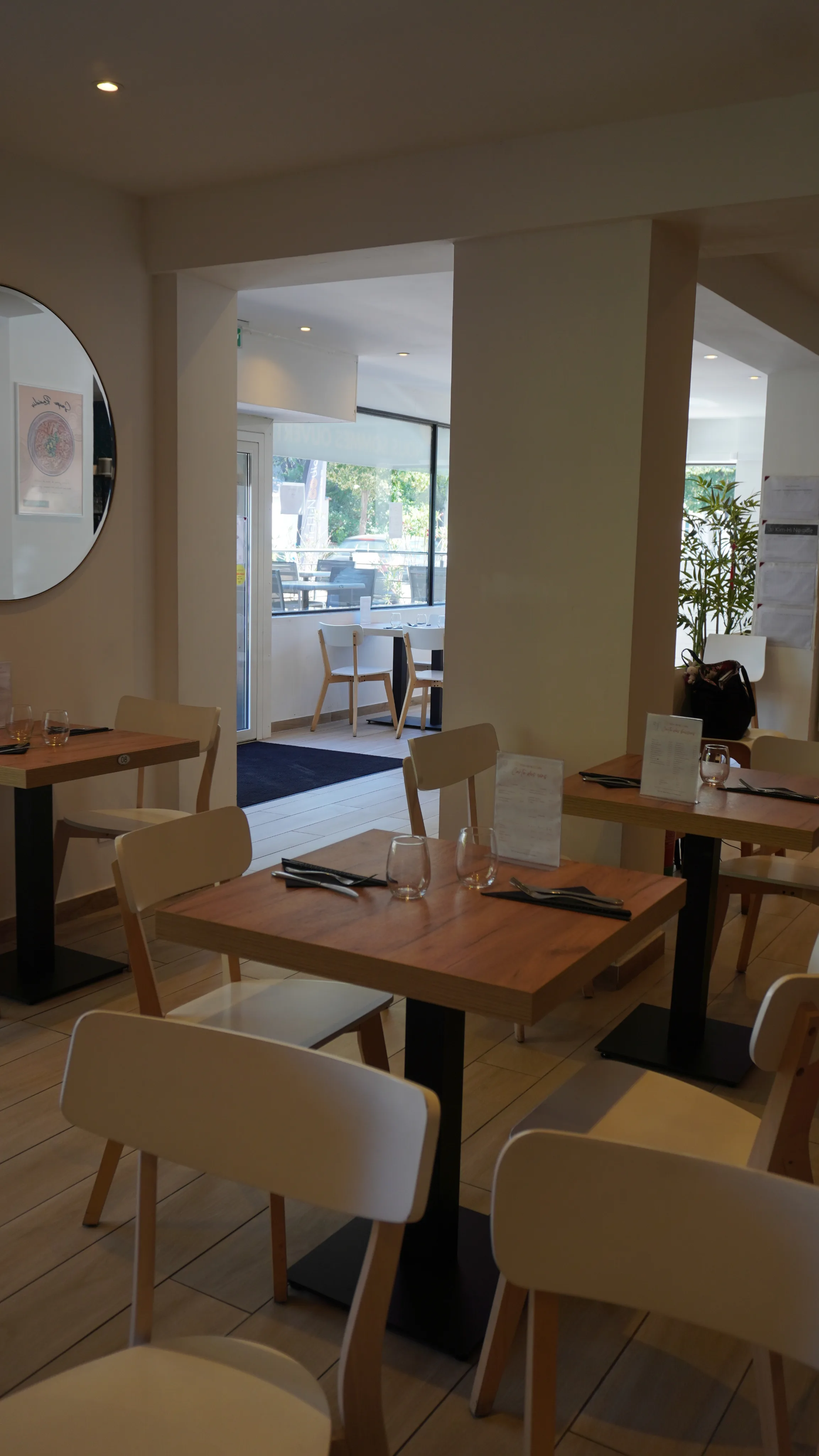 Salle du restaurant Kim-Hi Noodle dressée